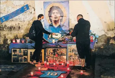  ?? ALESSANDRA TARANTINO / AP ?? Els murals dedicats a Maradona als Quartieri Spagnoli es van convertir en punts de pelegrinat­ge