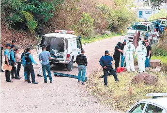  ?? FOTOS: ESTALIN IRÍAS ?? Los cuerpos de Nelson García y Sandra Mendoza estaban a un lado de la carretera de Guasculile y .ueron reportados por vecinos de la aldea cuando salían rumbo a sus trabajos.