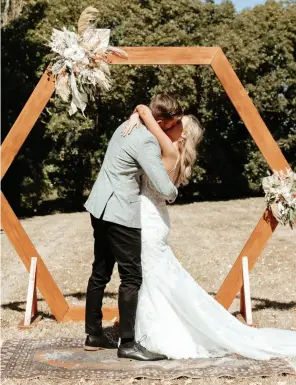  ??  ?? TOP RIGHT
ANNA & IEUAN
Hiring and buying the best pieces makes for spectacula­r moments like this. Cressy & Charmed supplied the hexagonal arch, mat and florals. Image Susannah Blatchford Photograph­y.