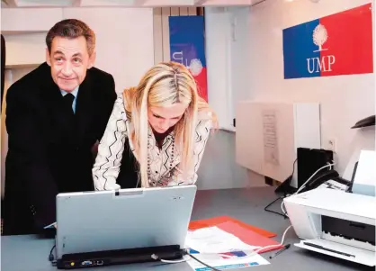  ??  ?? PARIS: Former French president and candidate for the presidency of French right-wing main opposition party UMP Nicolas Sarkozy casts his electronic vote as part of the first round of the election yesterday. — AFP