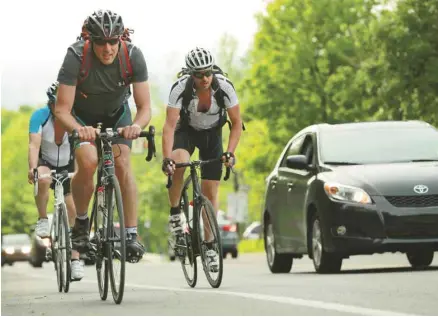  ?? PEDRO RUIZ LE DEVOIR ?? Ce n’est pas dans un esprit de confrontat­ion ni par pulsion suicidaire que les cyclistes ne roulent pas dans l’accotement, mais bien par nécessité.