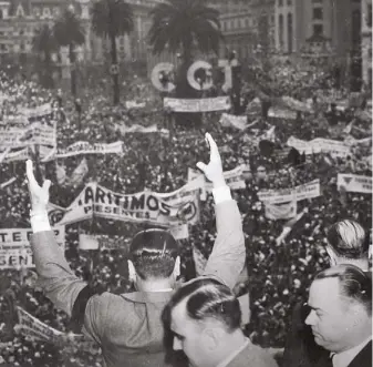  ?? ARCHIVO GENERAL DE LA NACION ?? Perón viudo. Con un brazalete de luto por la muerte de Eva saluda desde el balcón de la Rosada.