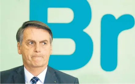  ?? DIDA SAMPAIO/ESTADÃO ?? Mudança. Bolsonaro durante cerimônia no Palácio do Planalto; presidente sairá do PSL e 27 deputados devem segui-lo