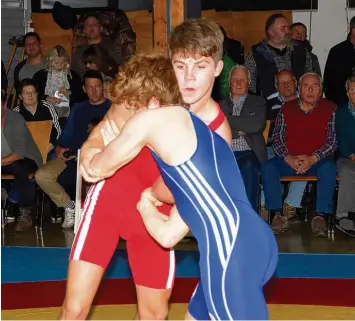  ?? Foto: Matthias Biallowons ?? Auch für Benedikt Rieger (rotes Trikot) steht in Penzberg der letzte Kampf der Bayernliga Saison an. Rieger steigerte sich zuse hends und wurde vor allem in der Rückrunde immer stärker.