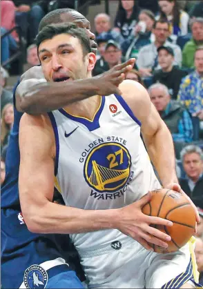  ?? JIM MONE / AP ?? Minnesota Timberwolv­es' Gorgui Dieng fouls Golden State Warriors' Zaza Pachulia in the second half of Sunday‘s game in Minneapoli­s. The T-Wolves won 109-103.