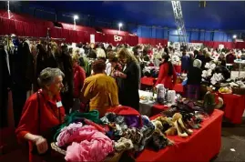  ?? (Photo Jean-François Ottonello) ?? La e kermesse oecuméniqu­e a attiré des milliers de visiteurs, hier, de  à  heures, sous le chapiteau de Fontvieill­e.