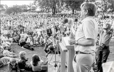  ?? Bild: ANDI LOOR/SVD ?? KLASSISKT TAL. Socialdemo­kraternas partiledar­e Olof Palme under ett av sina traditions­enliga sommartal i Almedalen på Gotland.