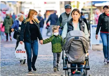  ?? FOTO: NORBERT PRÜMEN ?? In Kempen waren viele Kunden mit Gesichtsma­sken zum Einkaufen unterwegs.