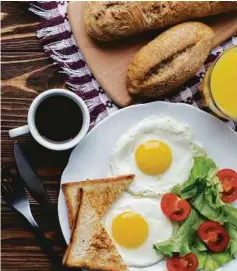  ?? Picture courtesy of food Photo created by freePik ?? Breakfast should contain up to 35 per cent of our daily calorie intake.