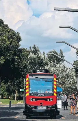  ?? ÀLEX GARCIA ?? El nuevo autobús circulará por la acera, nunca por la calzada