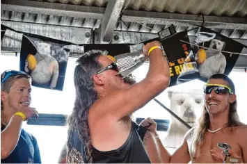  ?? Fotos: Peter Parks, afp ?? Der Vokuhila von Shane Hanrahan wurde zum Besten des Festivals gekürt. Der 31 Jährige feierte das ausgiebig mit einem guten Schluck aus seinem Pokal.