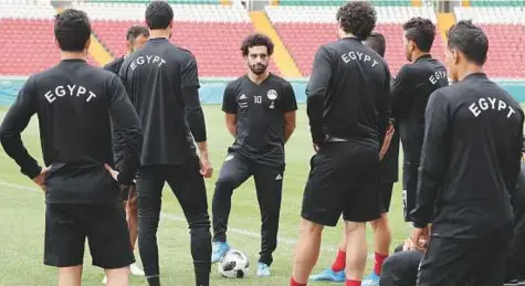  ?? AFP ?? Egypt’s forward Mohammad Salah (centre) speaks to his teammates during a training session at the Akhmat Arena stadium in Grozny yesterday. Egypt need a win to stay alive in the tournament.