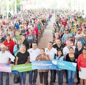  ?? /CORTESÍA. ?? Familias queretanas obtienen apoyos para cuartos adicionale­s, techos firmes, pisos firmes y estufas ecológicas.