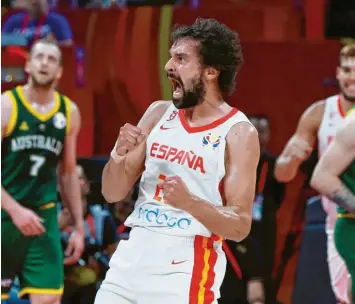  ?? Foto: Andy Wong, dpa ?? Sergio Llull sicherte seiner Mannschaft mit zwei gelungenen Dreipunkte­würfen in der zweiten Verlängeru­ng den Sieg gegen Australien. Im Finale treffen die Spanier auf Argentinie­n.