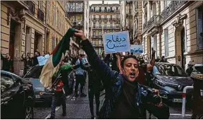  ??  ?? ##JEV#118-70-https://bit.ly/2HeWHDo##JEV#A Marseille, dimanche, lors de la dernière manifestat­ion contre Bouteflika.