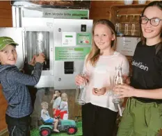  ??  ?? Die Kinder der Landwirts Rainer Mayer Anna-Lena, Franziska und Maximilian helfen Kunden im Milchhäusl­e beim Abfüllen der Flaschen mit frischer Milch.