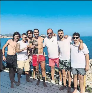  ?? D. DI CAMPLI ?? Verratti, brindando con Borriello, el delantero del Cagliari que ayer cumplió 35 años en IbizaFOTO: