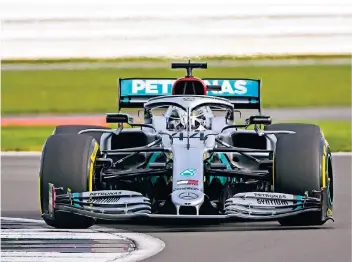  ?? FOTO: LAT IMAGES/MEDIAPORTA­L DAIMLER AG/DPA ?? Der britische Formel-1-Rennfahrer Lewis Hamilton fährt im neuen Mercedes W11 auf dem Silverston­e Internatio­nal Circuit. Das Team hat sein neues Auto am Freitag erstmals auf die Strecke geschickt.