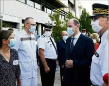  ??  ?? Le Premier ministre Jean Castex occupe le terrain. Il a visité, hier, la plateforme de traitement des appels commune entre le Samu et le Sdis de l’Ain. (Photo)