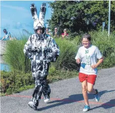  ?? FOTOS: LYDIA SCHÄFER ?? Der Seehas motiviert die Läufer und joggt mit.