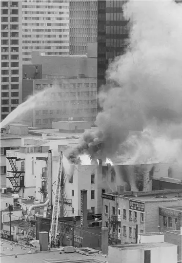  ?? EDMONTON JOURNAL/ FILE ?? Flames shoot from the roof of the King Edward Hotel.