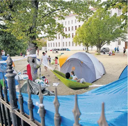  ??  ?? Kinder, Frauen und Männer schliefen vergangene­s Jahr unter freiem Himmel auf dem oder um das Gelände des Lagers. Die Zivilbevöl­kerung spendete Zelte, Nahrung, Wasser und Kleidung.