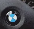  ?? FOTO: DPA ?? BMW-Logo am Lenkrad: Probleme im Kühlsystem.