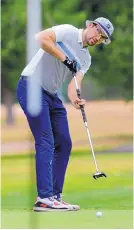  ?? JIM THOMPSON/JOURNAL ?? Simon Miller made this putt Saturday during the second round of the city tournament at Arroyo del Oso Golf Course.