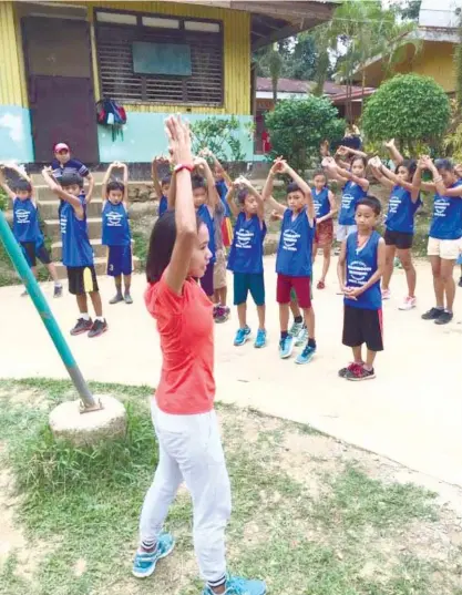  ?? (SUN.STAR FILE) ?? FREE TRAINING. Mary Joy Tabal shows kids in the Cebu City Sports Commission grassroots program the basics of stretching. Tabal and coach Philip Duenas train kids from Barangay Guba and also include them in races they join.