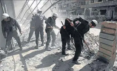  ?? ABDULMONAM EASSA / AFP ?? Els cascos blancs de la força civil siriana netegen Hamuria, un barri rebel proper a Damasc