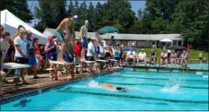  ?? SUBMITTED PHOTO ?? Springfiel­d Swim Club’s Ben Kutufaris, center, gets ready to take the relay handoff from Michael Huegel Sunday at the Delco Swim League Meet of Champions at Creekside Swim Club. Kutufaris won two individual events as well as the 14-and-under freestyle relay.