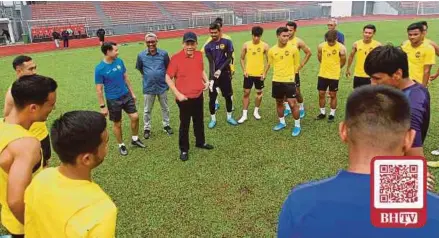  ?? (Foto Eizairi Shamsudin/bh) ?? Hamidin bertemu skuad Harimau Malaya selepas sesi latihan di Stadium Bolasepak Kuala Lumpur, semalam.