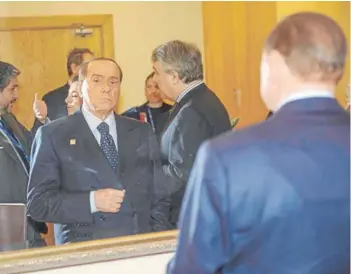  ??  ?? ► Silvio Berlusconi se refleja en un espejo, en Malta, el 30 de marzo.