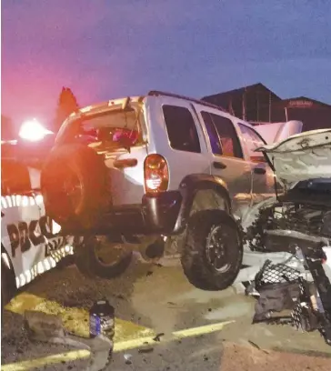  ?? PHOTO COURTOISIE POLICE DE LAVAL ?? Les policiers ont freiné le chauffard en le coinçant entre des autopatrou­illes sur le boulevard Dagenais à Laval en plein secteur résidentie­l en début de soirée.