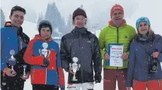  ?? FOTO: SSV SPAICHINGE­N ?? Bei den Bezirksmei­sterschaft­en im Ski Alpin in Damüls räumte der SSV Spaichinge­n groß ab. Dominik Wlcek, Patrick Sindele, Nick Hauser, Jürgen und Bibiana Posner (von links nach rechts) sowie Hannes Merkt (fehlt auf dem Bild) freuten sich über zwei...