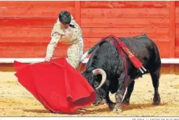  ?? ARJONA / LANCES DE FUTURO ?? Marcos Linares toreando con la muleta al cuarto novillo de la tarde.