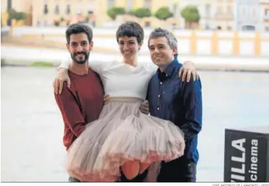  ?? JOSÉ ANTONIO DE LAMADRID / SEFF ?? Silvia Acosta en brazos del actor Jacinto Bobo (izquierda) y del director Guillermo Rojas.