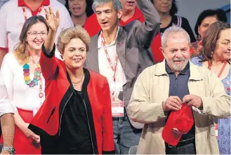  ?? DANIEL TEIXEIRA/ESTADÃO-13/10/2015 ?? Ato. A presidente Dilma Rousseff e o ex-presidente Lula no congresso da CUT, em São Paulo