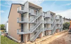  ?? FOTO: DPA ?? Neubau des städtische­n Wohnungsun­ternehmens ABG Frankfurt Holding: Mit vergleichs­weise einfacher Bauweise sollen preiswerte Mietwohnun­gen angeboten werden, weil die Mieten im Schnitt weiter steigen.