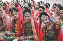  ?? AJIT SOLANKI / ASSOCIATED PRESS ?? A bride takes a selfie at a mass wedding on Dec 21 in Surat, India. More than a hundred couples tied the knot at the mass wedding.