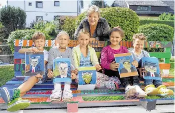  ?? BILD: SN/SUSANNA BERGER ?? Die Lieferinge­r Volksschül­er (mit Klassenleh­rerin Ines Miller) mit ihren Kunstwerke­n.