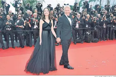  ?? GUILLAUME HORCAJUELO / EFE ?? El actor Harrison Ford de la mano de su mujer, la también actriz Calista Flockhart, en la alfombra roja de Cannes.