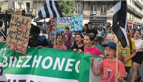  ?? | PHOTO : OUEST-FRANCE ?? Des enfants ont pris la tête du cortège de la manifestat­ion du réseau Diwan hier à Nantes. L’objectif est de défendre l’enseigneme­nt du breton.