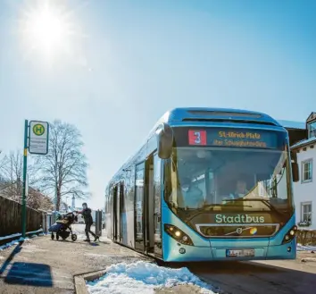  ?? Foto: Julian Leitenstor­fer ?? Wie wird der Stadtbus attrakiver: Unser Bild zeigt die Haltestell­e Schwaighof­straße. Stadtbus Linie 3 Schwaighof­siedlung.