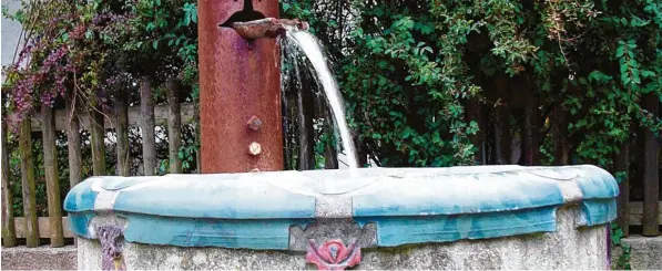  ?? ?? Gießwasser darf im Augsburger Land aus einem sogenannte­n Rammfilter­brunnen ohne Genehmigun­g geschlagen werden. Der Bau muss lediglich dem Landratsam­t angezeigt werden.