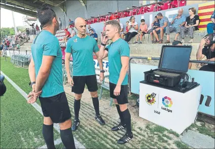  ?? FOTO: MANEL MONTILLA ?? La Federación ha hecho pruebas con el VAR este verano, como en el partido que disputó el Espanyol en Olot