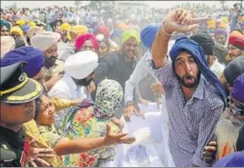  ?? SAMEER SEHGAL/HT ?? Naib Subedar Paramjit Singh’s family and other villagers agitated after his mutilated body reached Vein Poin village in Tarn Taran district on Tuesday; (below) Sahildeep Singh, 12, paying his last respects to his father during the cremation.