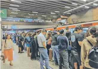  ?? AGENCIAUNO ?? En la hora punta matinal del Metro ayer hubo un 23% más de pasajeros que siete días antes./