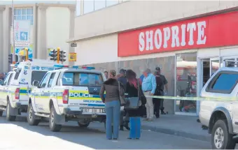  ?? Foto: Hannes Visser ?? Die afgesperde ingang van Shoprite tydens Woensdag se bomdreigem­ent.