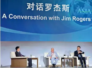  ??  ?? 11 de abril de 2018. El almuerzo temático “Una conversaci­ón con Jim Rogers” en la conferenci­a anual del Foro de Boao para Asia en el Boao Asia Forum Dongyu Island Hotel. Jim Rogers ( centro), inversor estadounid­ense y cofundador del Fondo Cuántico, y...